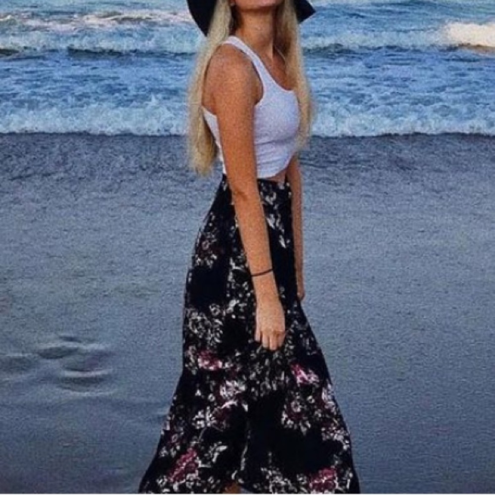 Flowy floral maxi skirt🦋